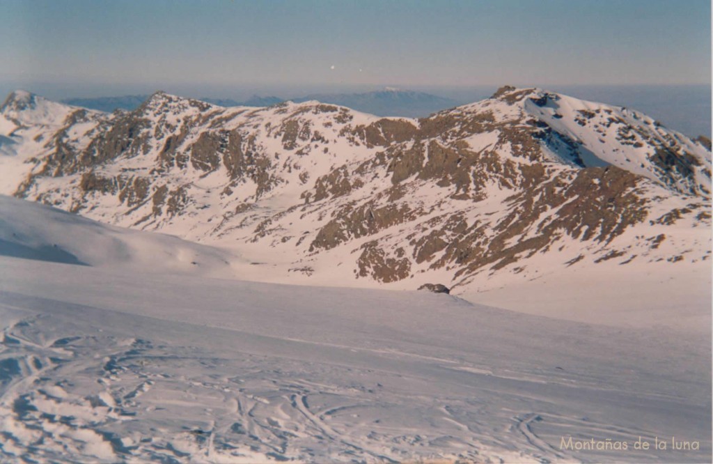 Alto Valle de Lanjarón con el Cartujo a la derecha, el Caballo lo más a la izquierda y al fondo en el centro la Sierra de Tejeda con el pico Maroma nevado